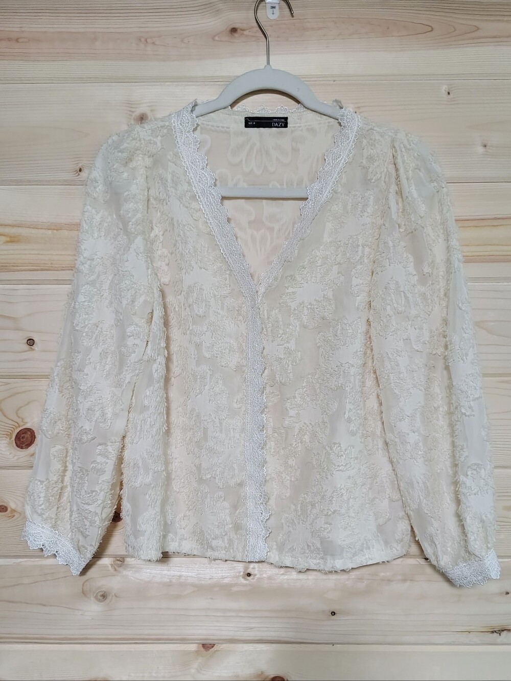 DAZY Cream Ivory Textured Top Floral Lace Trim Medium Boho Romantic Button Up